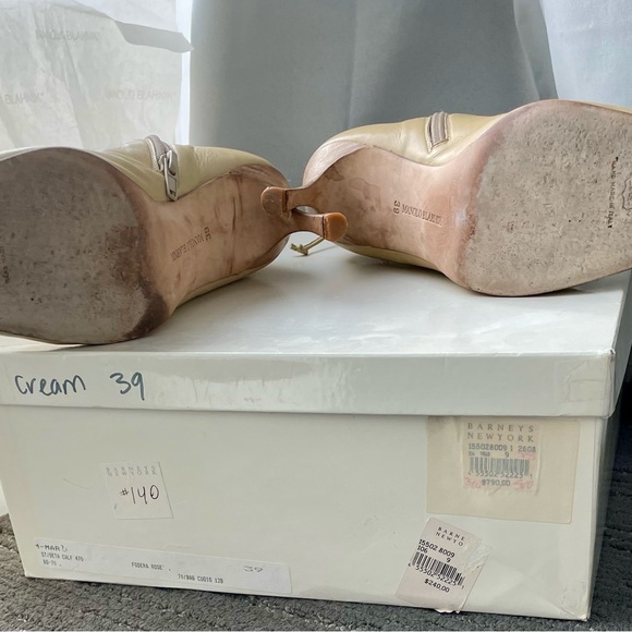Monolo Blahnik cream color boots, size 9 US, Handmade in Italy. Comfy 3” heel. - Picture 11 of 16